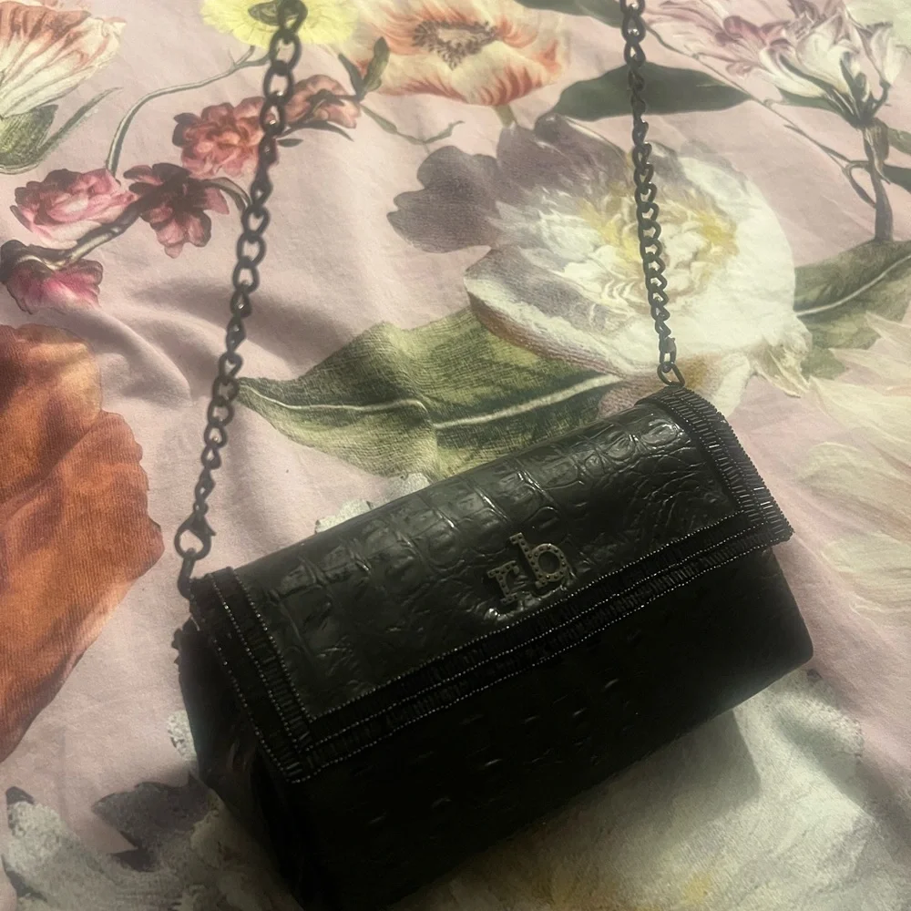 Elegant Black Croc-Embossed Chain Bag